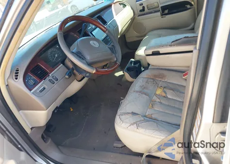 2003 Lincoln Town Car Signature z USA, uszkodzony, nr VIN 1LNHM82W13Y640467